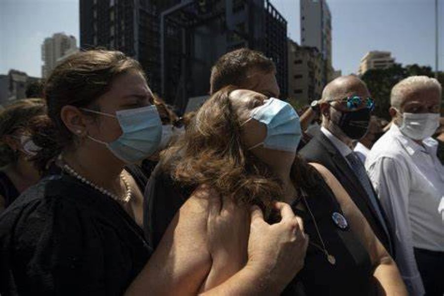 Des journalistes réagissent après avoir survécu à une frappe aérienne dans le sud du Liban