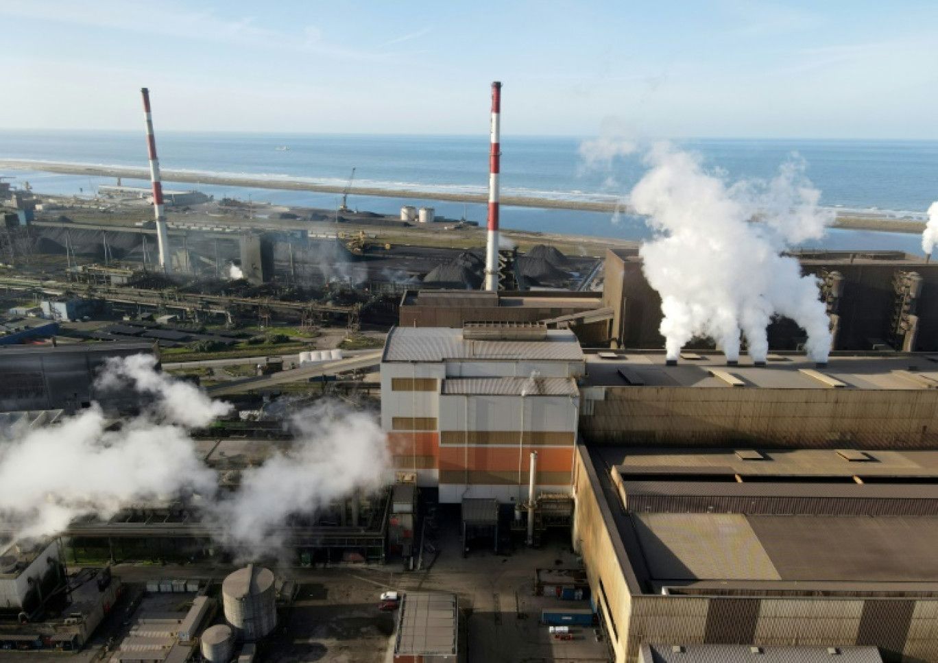 ArcelorMittal retarde son projet d'acier décarboné à Dunkerque : un coup dur pour la transition écologique
