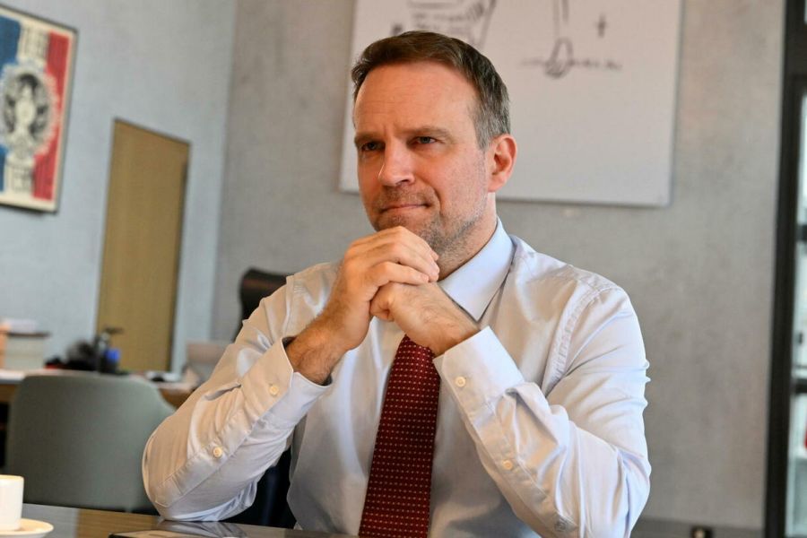 Instabilité politique en France – Marc Ferracci alerte sur les risques pour l’industrie