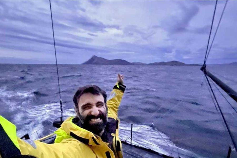 Vendée Globe : Guirec Soudée plonge dans l'eau glacée du cap Horn pour une réparation héroïque