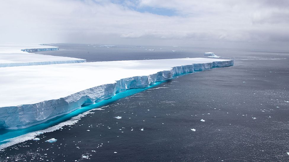 Un des plus grands icebergs du monde fond sous les yeux des scientifiques, nouvelle alerte sur l’Antarctique