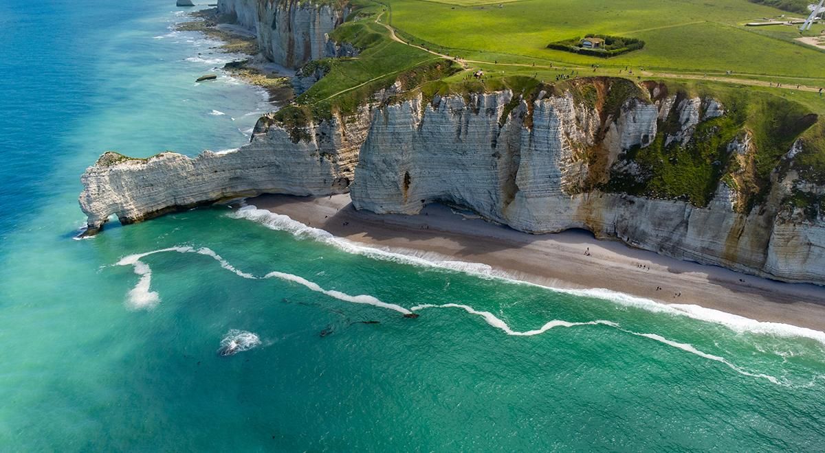 Tourisme Durable sur le Littoral — Les régions côtières françaises déploient de nouveaux quotas de fréquentation pour protéger les écosystèmes fragiles