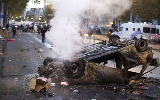 Les Mystères  de Paris : une quinzaine de véhicules brûlés dans une rue du 16e arrondissement, l'auteur laisse un mot