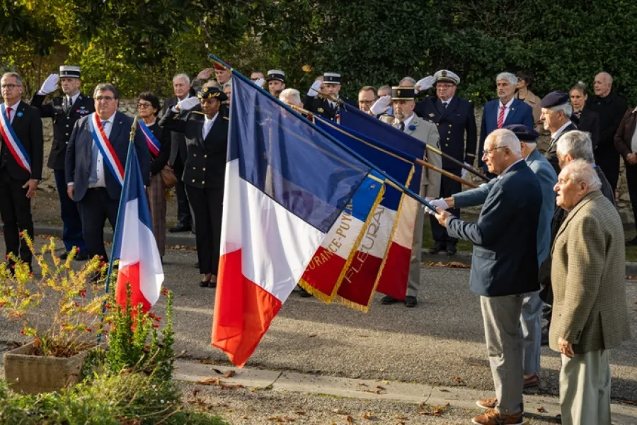 SOCIÉTÉ : L'OPINION PUBLIQUE FRANÇAISE ENTRE PATRIOTISME ET COLÈRE SOCIALE