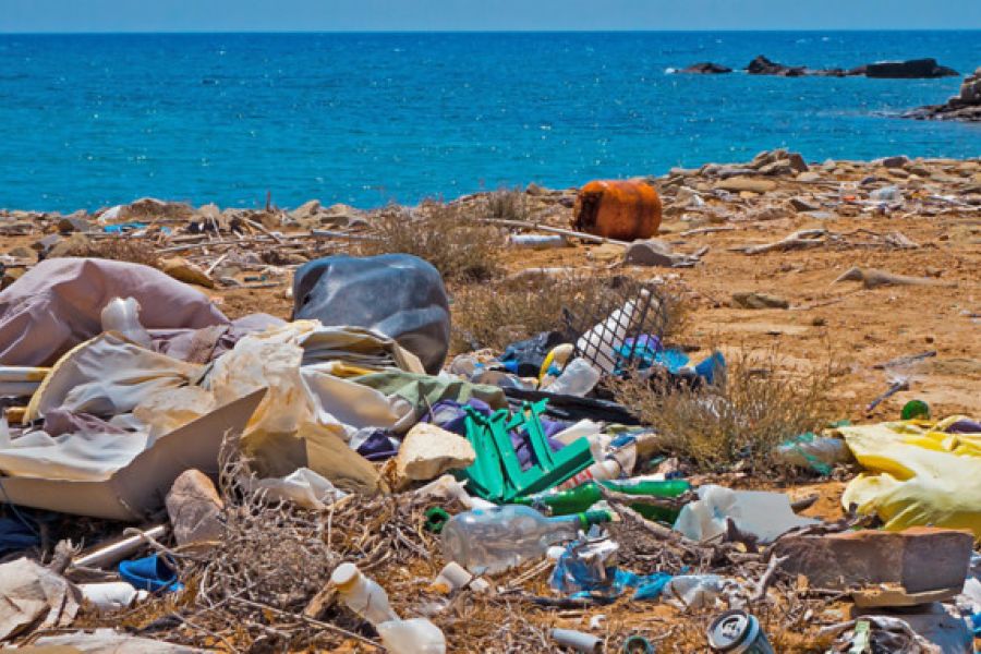 Sur la côte d'azur, des tonnes de béton et de déchets d'une ancienne ferme aquacole retirés de la méditerranée