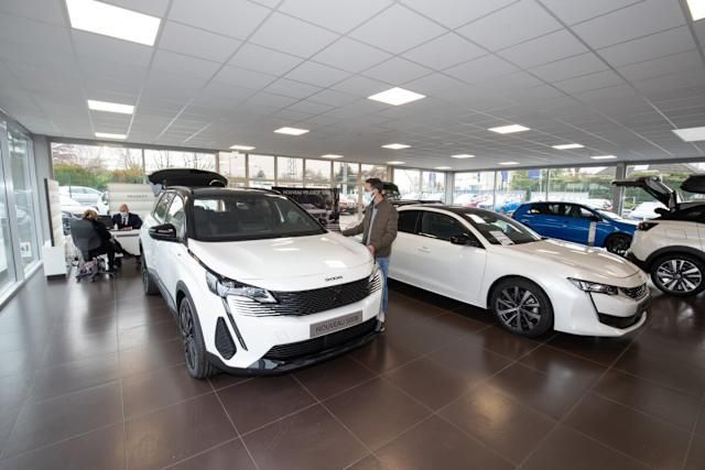 Chute des ventes de voitures neuves, l’industrie automobile française en crise