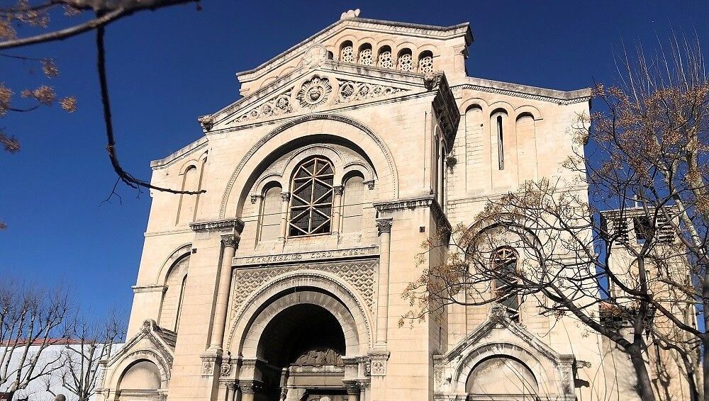 À Marseille, ces églises délabrées cherchent un avenir : Patrimoine en péril et reconversion, l'appel au secours d'un patrimoine en danger.