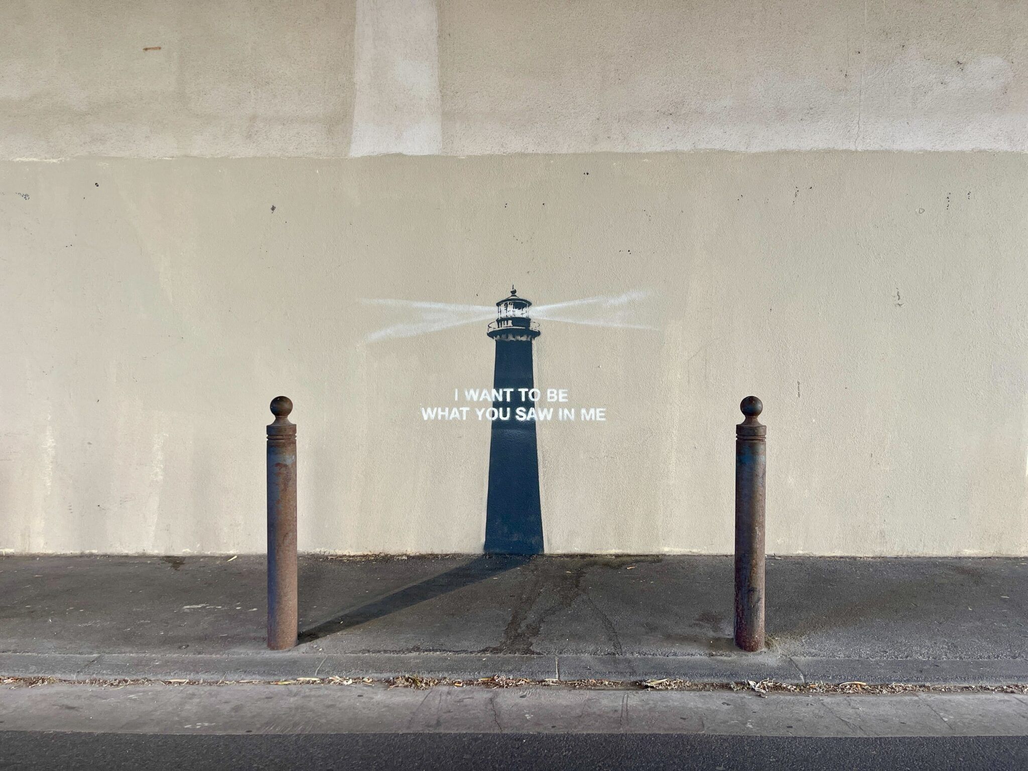 Le street-art de Banksy à Marseille vandalisé puis restauré – la guerre des symboles