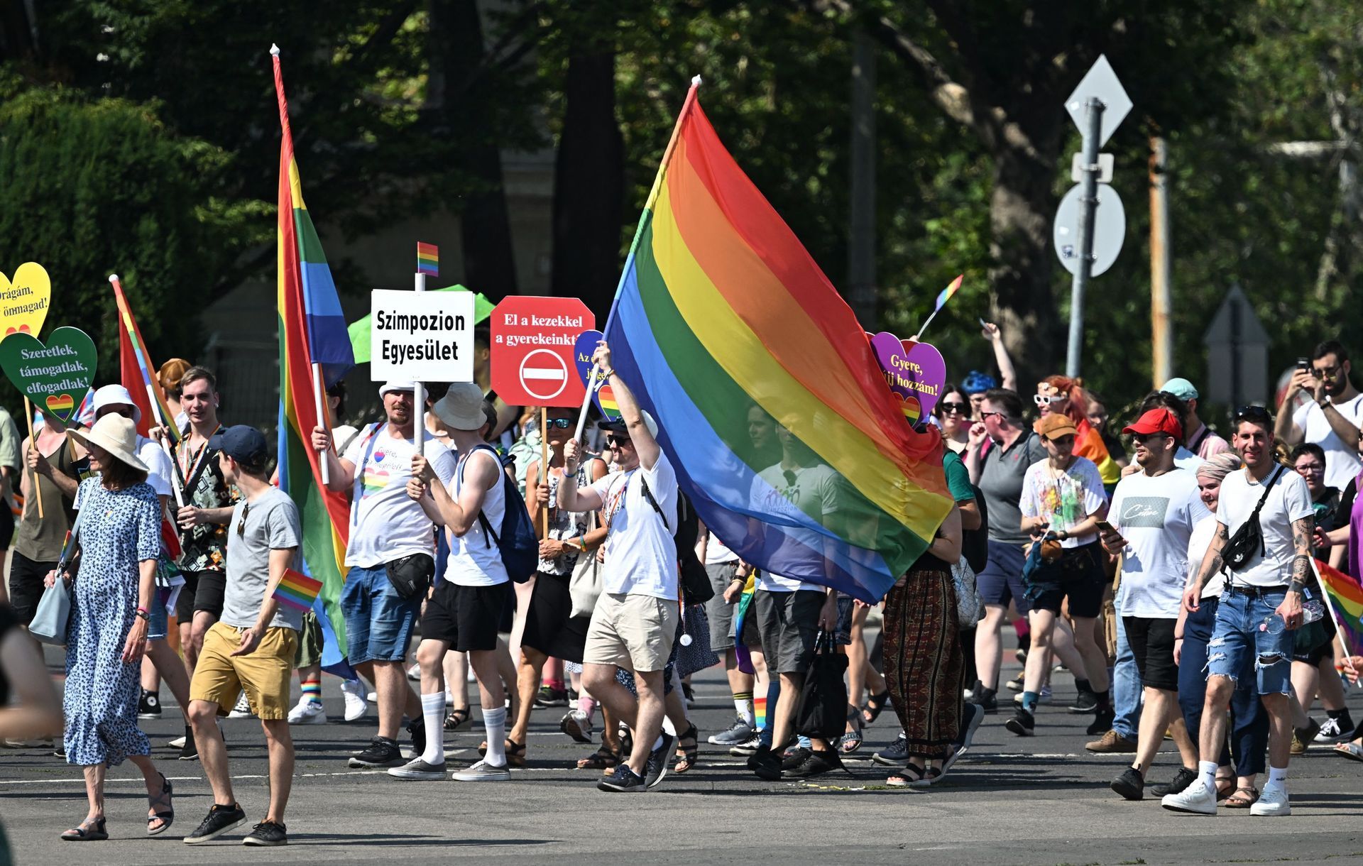 En Hongrie, le Parlement adopte une loi interdisant la Marche des fiertés : Une atteinte aux droits fondamentaux et un signal inquiétant pour les minorités.