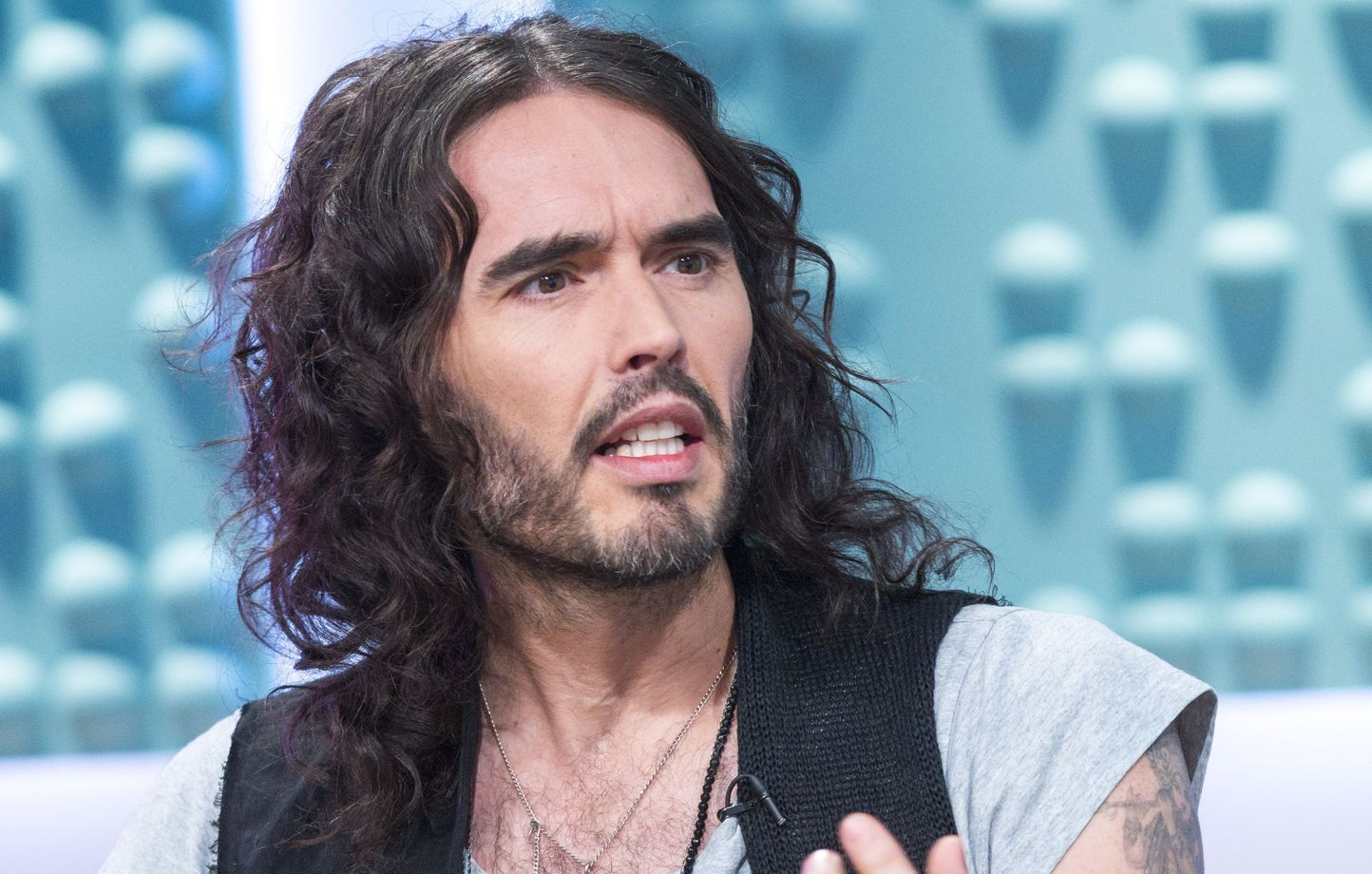 Le Comédien Britannique Russell Brand Inculpé Pour Viol, Agressions Sexuelles et Attentat à la Pudeur : La Chute d'une Star, Entre Accusations Horrifiques et Remise en Question de la Culture du Silence