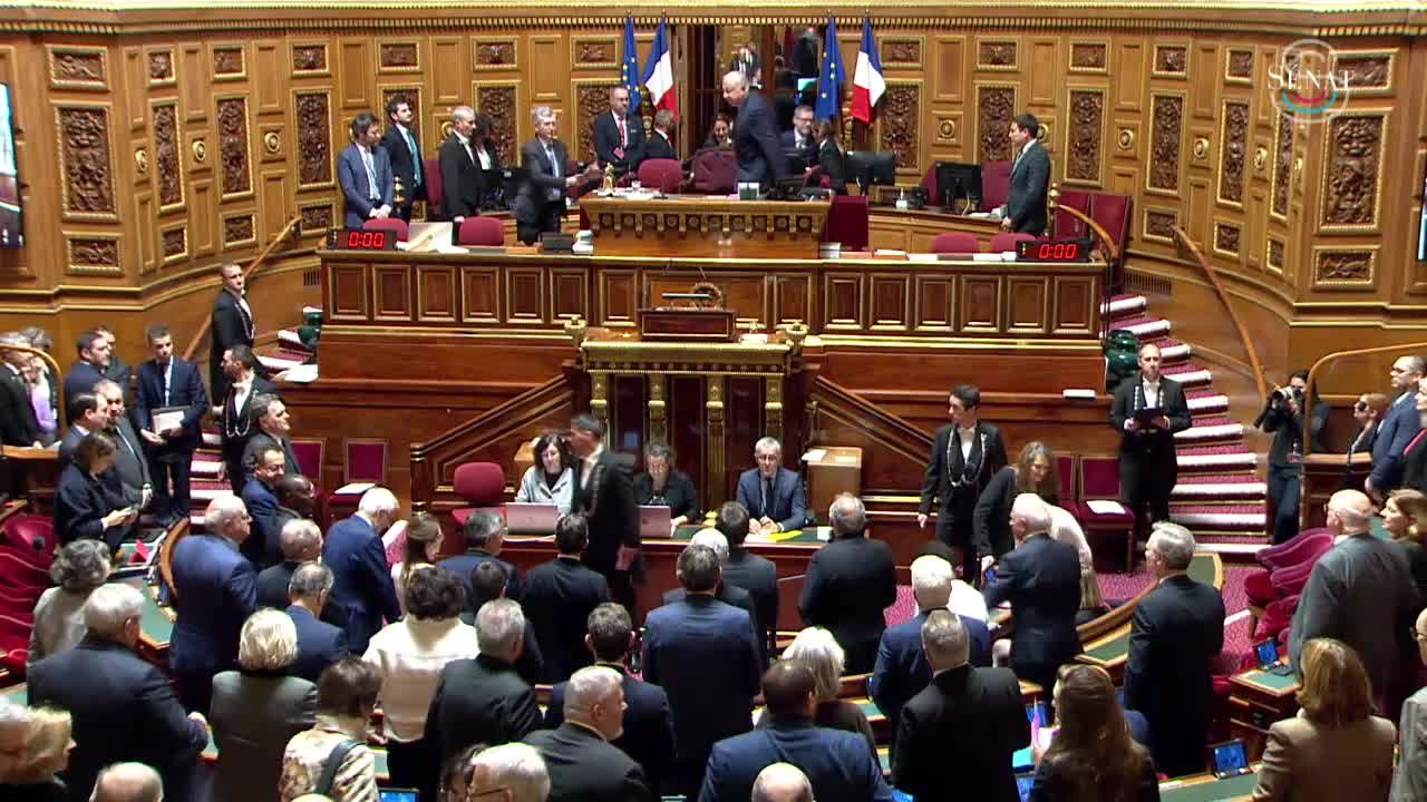 Bras de fer entre majorité présidentielle et opposition pour le contrôle de l’Assemblée nationale, inquiétudes sur la montée de l’extrême-droite.