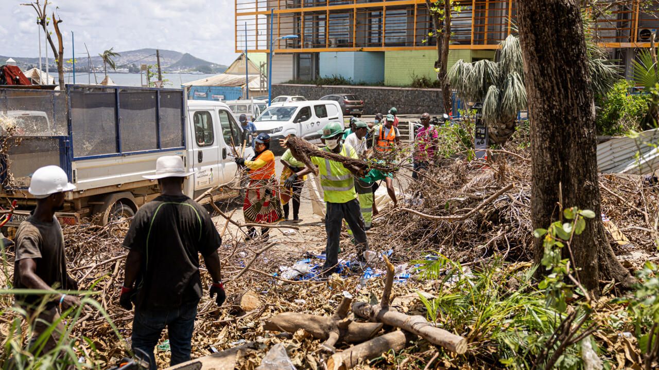 Mayotte : Grand nettoyage à Mamoudzou avant l'arrivée du Premier ministre François Bayrou