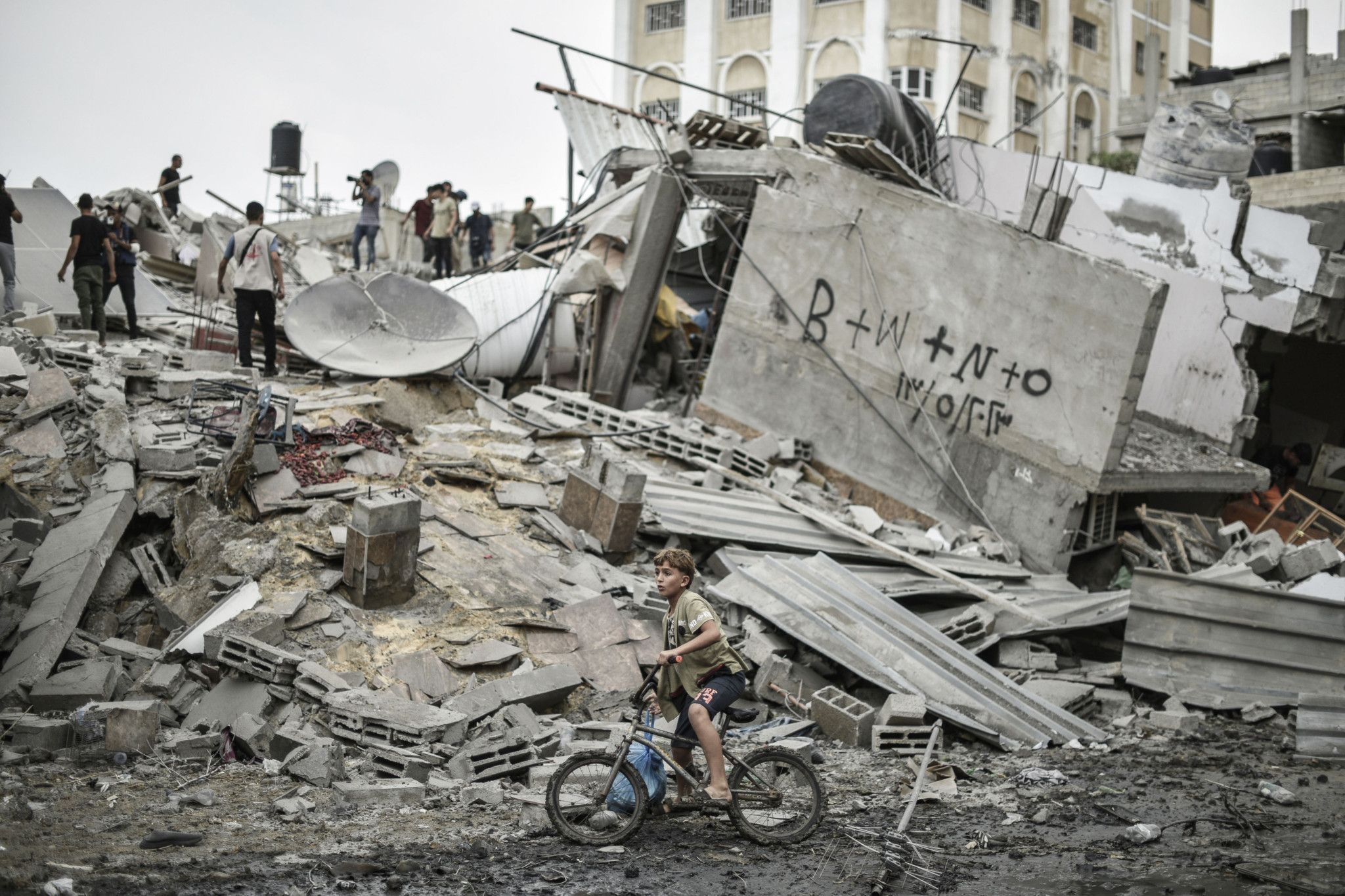 L’Ombre de Téhéran sur les Alpes Le 14 mars 2026, une onde de choc sans précédent traverse le lac Léman. En collaboration avec OMONDO.INFO, le prestigieux quotidien suisse Le Temps publie une enquête monumentale qui ébranle les fondations mêmes de la neutralité helvétique. Alors que le conflit armé en Iran entre dans sa troisième semaine, les données révélées indiquent que les banques privées suisses abritent encore, sous des montages d'une complexité vertigineuse, une part colossale de la fortune des dignitaires du régime de Téhéran et des hauts commandants des Gardiens de la Révolution. On ne parle plus de simples dépôts, mais d'une architecture financière souterraine estimée à plus de 280 milliards de dollars. Des Montages Sophistiqués pour Contourner l'Histoire L’enquête détaille comment, malgré le durcissement progressif des sanctions internationales depuis 2024, des entités liées à Téhéran ont réussi à maintenir leurs avoirs au cœur de l'Europe. En utilisant des sociétés-écrans basées dans des juridictions opaques comme les îles Caïmans ou Maurice, puis en réinjectant ces fonds dans des trusts suisses via des prête-noms singapouriens, l'élite iranienne a érigé un rempart financier contre les saisies. Le Pr Meryl, expert en économie criminelle interrogé par PEE-VALIS, explique : « Nous sommes face à une ingénierie de la dissimulation qui a bénéficié de la complaisance, volontaire ou non, de certains intermédiaires financiers genevois ». L’Ultimatum de Washington : La Neutralité au Pied du Mur L’administration de Donald Trump, déjà engagée sur le front militaire, a réagi avec une violence diplomatique rare. Un ultimatum a été envoyé au Conseil fédéral suisse : la saisie immédiate et totale de ces fonds pour alimenter un "Fonds de Reconstruction et de Stabilisation" géré par la coalition, ou l'exclusion pure et simple de la place financière suisse du système de compensation en dollars (SWIFT). Pour Berne, le dilemme est existentiel. Céder, c'est abandonner définitivement la protection du secret bancaire et la neutralité qui font l'attractivité de la Suisse. Refuser, c'est condamner l'économie nationale à une autarcie financière dévastatrice. La Fin d’un Modèle Économique ? Les révélations du journal Le Temps agissent comme un catalyseur. À Zurich, les banquiers s'inquiètent d'une fuite massive des capitaux provenant d'autres puissances émergentes, craignant que le précédent iranien ne s'applique demain à d'autres nations. OMONDO.INFO souligne que cette crise marque probablement la fin de l'exception suisse telle qu'on l'a connue au XXe siècle. Dans un monde où la finance est devenue une extension de la guerre par d'autres moyens, l'opacité n'est plus un service, mais une cible.