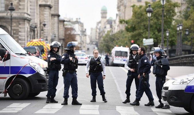 Attaque au couteau près des Champs-Élysées : un policier blessé, l'agresseur neutralisé