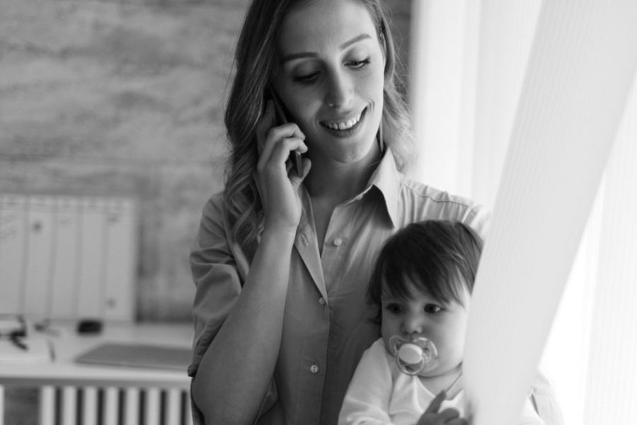 Mères célibataires : comment réussir à jongler entre travail, crèche et cantines à la rentrée