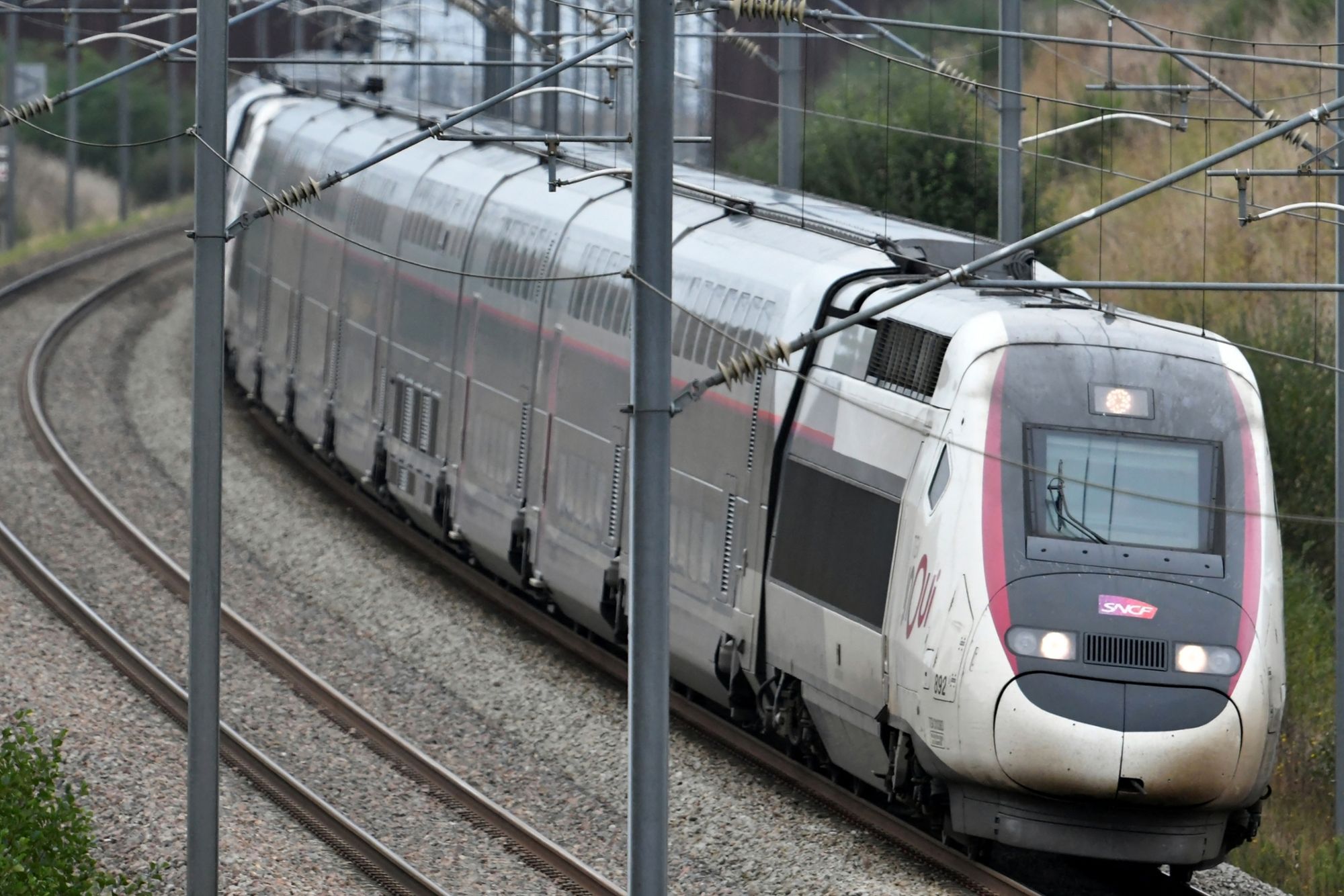 France : jusqu'à 3 heures de retard après qu'un TGV percute des pierres sur la voie entre Paris et l'ouest