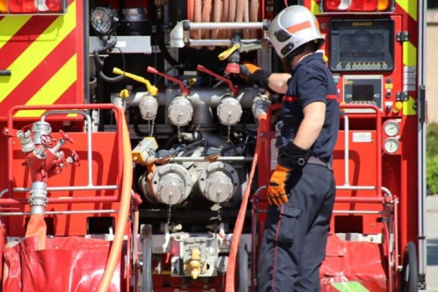 Un drame s'est produit dans la cité de la Cravache, dans les quartiers sud de Marseille, où un homme s'est immolé par le feu dans son appartement. Cet acte désespéré a eu des conséquences dramatiques, entraînant l'intoxication de 23 personnes par les fumées dégagées. Les faits 1.	Immolation : Un trentenaire s'est immolé dans son appartement pour des raisons encore inconnues. 2.	Propagation des fumées : L'incident a provoqué un dégagement important de fumées toxiques dans l'immeuble. 3.	Évacuation : Une partie des habitants de l'immeuble a dû être évacuée d'urgence. Bilan humain 1.	L'auteur de l'immolation est en urgence absolue. 2.	Trois personnes ont été prises en charge en urgence relative. 3.	Au total, 23 personnes ont été intoxiquées par les fumées à divers degrés. Intervention des secours 1.	Rapidité de l'intervention : Les pompiers et les services de secours sont intervenus promptement sur les lieux. 2.	Prise en charge médicale : Les victimes ont été examinées et traitées sur place ou transportées vers les hôpitaux selon la gravité de leur état. 3.	Sécurisation du site : Les autorités ont dû sécuriser l'immeuble et évaluer les risques potentiels pour les autres résidents. Enquête et suites 1.	Enquête en cours : Une enquête a été ouverte pour déterminer les circonstances exactes de cet acte et ses motivations. 2.	Soutien psychologique : Un dispositif de soutien psychologique devrait être mis en place pour les résidents traumatisés par l'événement. 3.	Questions sur la sécurité : Cet incident pourrait soulever des questions sur la sécurité dans les logements collectifs et la prévention de tels actes.
