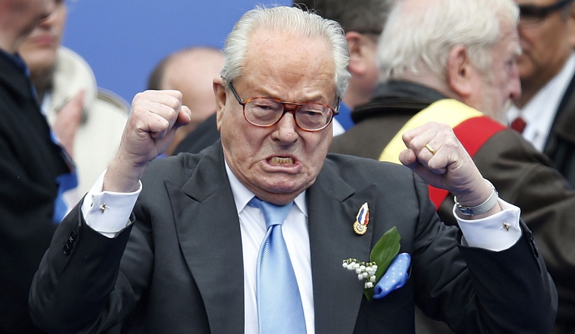 OMONDO POLITIQUE - Jean-Marie Le Pen filmé avec un groupe néonazi : Marine Le Pen porte plainte pour abus de faiblesse