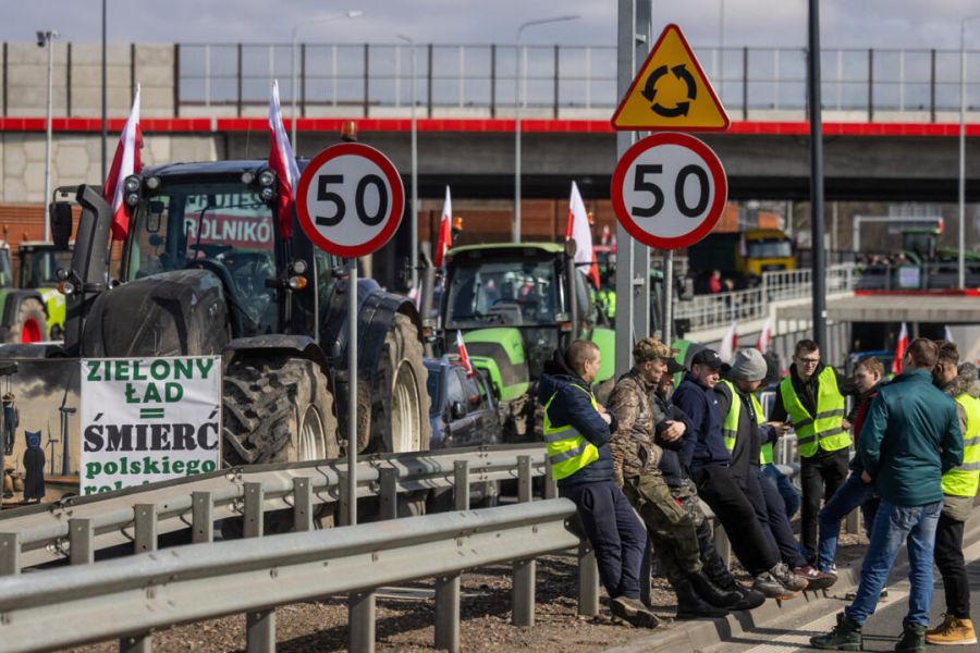 Agriculteurs polonais bloquent un passage frontalier avec l'Ukraine : tensions croissantes autour des importations agricoles