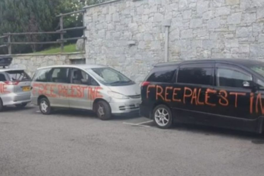 Tags « Free Palestine » sur les voitures de touristes juifs dans les Alpes, enquête pour acte antisémite