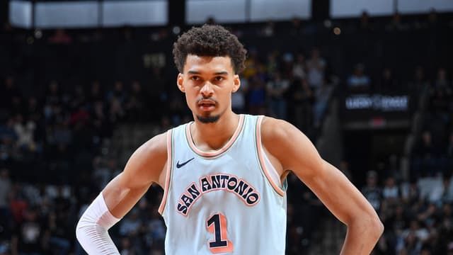 Wembanyama conclut sa semaine parisienne sur une note mitigée malgré l'engouement du public