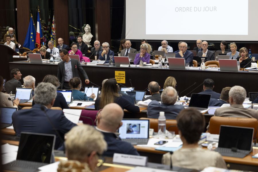Coupes budgétaires dans les Pays de la Loire : Session tendue du conseil régional sous haute surveillance