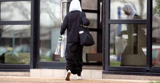 La police parisienne tire sur une femme voilée dans le métro