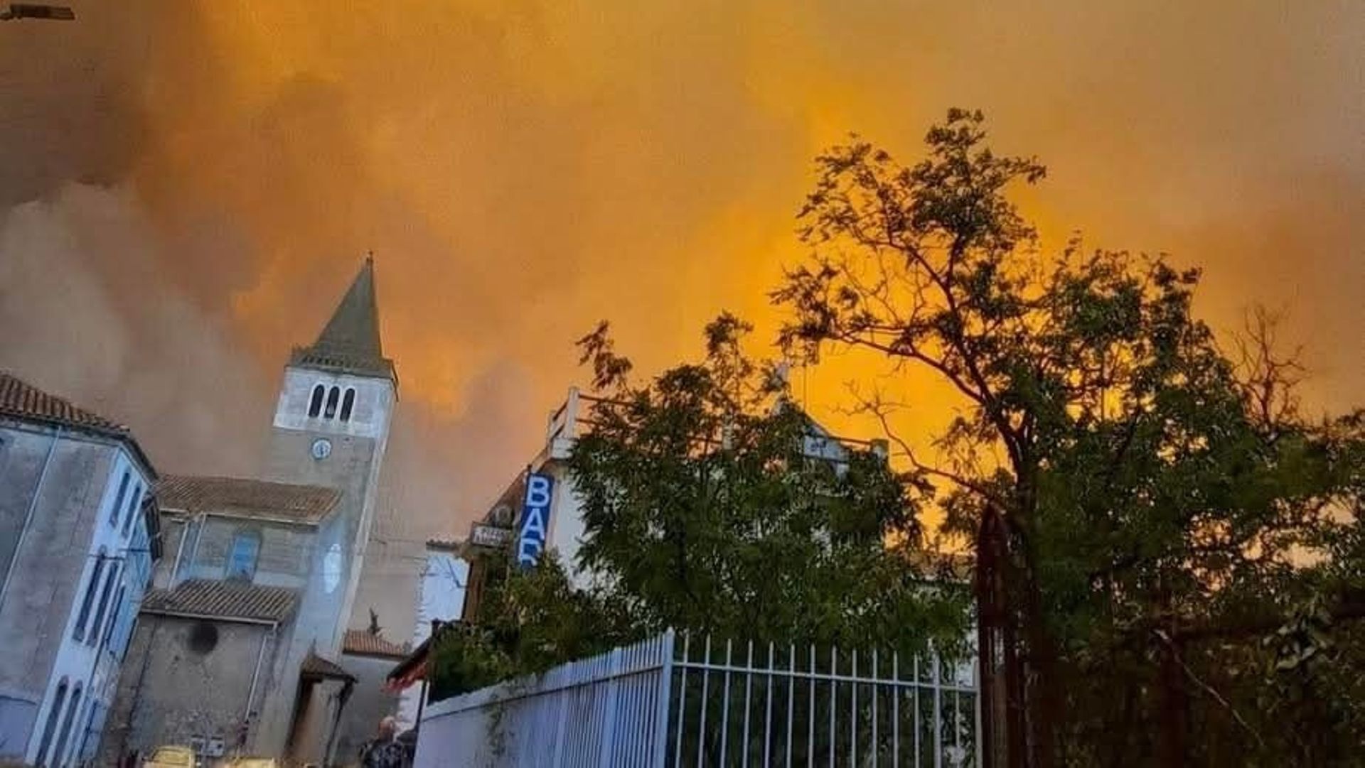 Incendie géant dans l’Aude, la France affronte le plus vaste feu depuis 1949, bilan tragique et villages évacués.