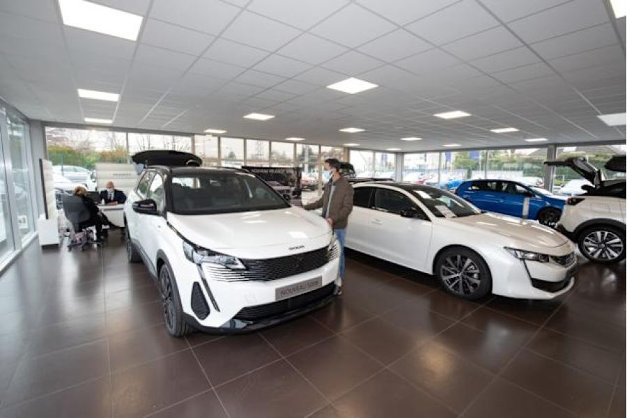 Chute des ventes de voitures neuves, l’industrie automobile française en crise