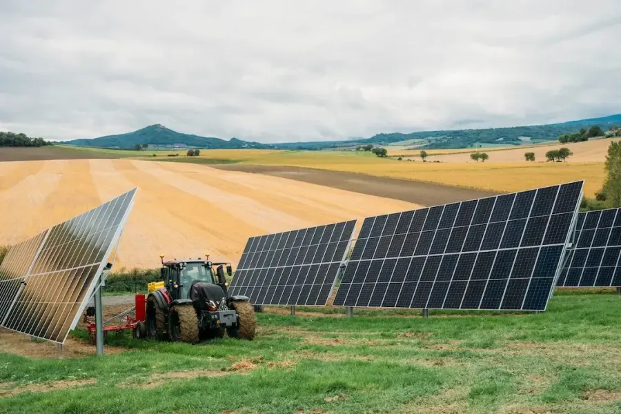 Agrivoltaïsme : Comment la France et l’Italie dopent leurs rendements agricoles grâce aux panneaux solaires mobiles