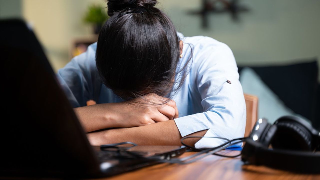 La Santé Mentale en Crise : Du Burn-Out Professionnel à l'Épuisement Numérique, la Nouvelle Pandémie Silencieuse