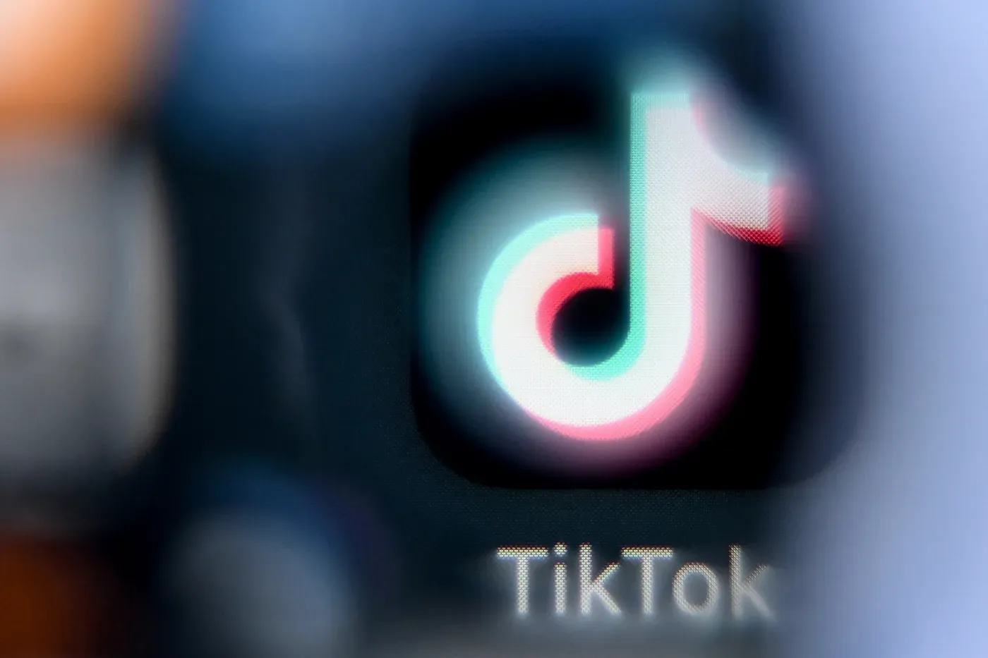 TikTok vs Instagram : La Guerre des Formats Courts et la Régulation de l'Algorithme pour les Mineurs