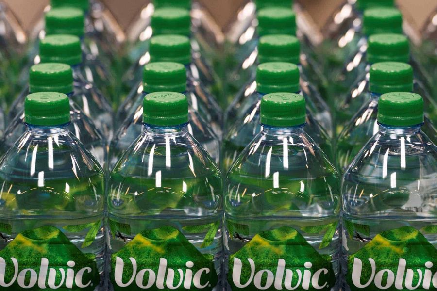 Volvic : l’État accusé d’avoir favorisé Danone au détriment de l’accès à l’eau des habitants – la justice s’en mêle