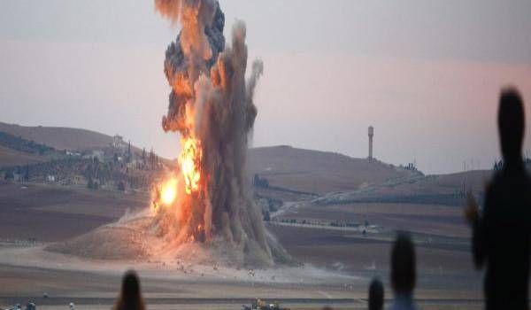 Des champs de pétrole du nord de la Syrie incendié par des frappes aériennes turques