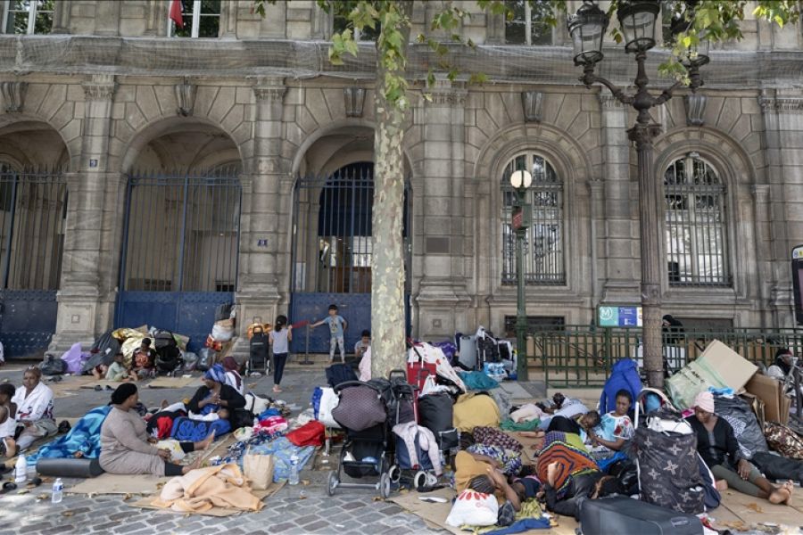 Paris – Migrants évacués en masse devant l’Hôtel de Ville, le drame humanitaire s’aggrave