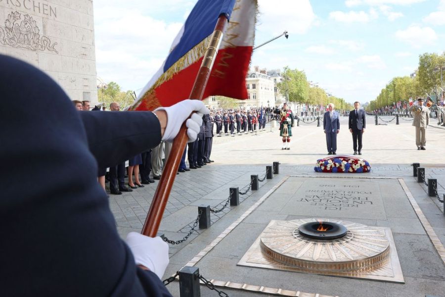 Colère à Paris après la déchéance de nationalité d’un homme ayant fumé au monument aux morts