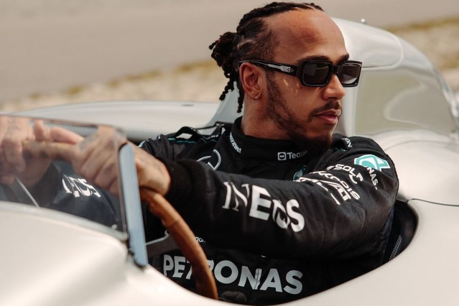 Lewis Hamilton chez Ferrari : Un transfert historique qui redéfinit la Formule 1
