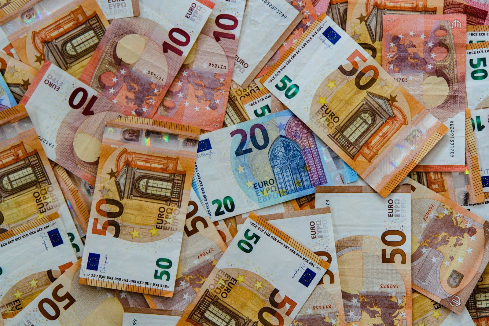 Économie : France 2025 – Hausse record de l’épargne des ménages face à l’incertitude politique et sociale