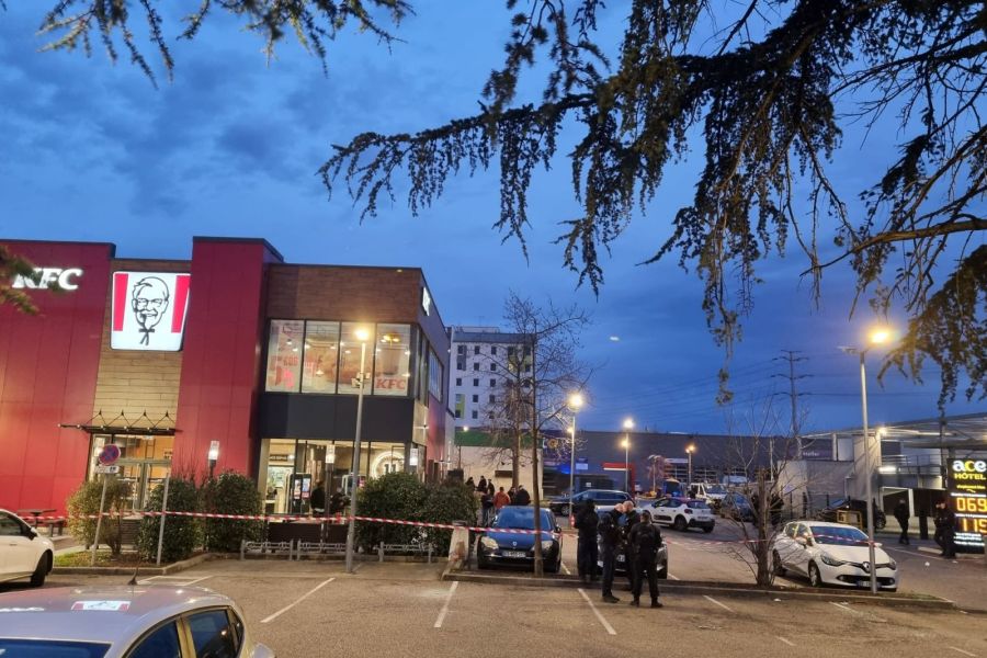 Meurtre tragique : deux blessés graves par balles dans un KFC à Vénissieux