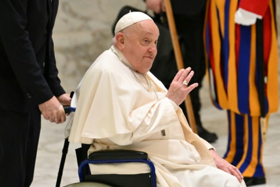 Vatican : le pronostic de santé du pape François n’est plus réservé, les enjeux de succession et le rôle de la transparence