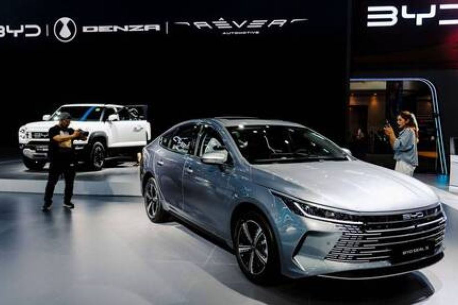 Le géant chinois BYD dépasse Tesla en chiffre d'affaires pour 2024