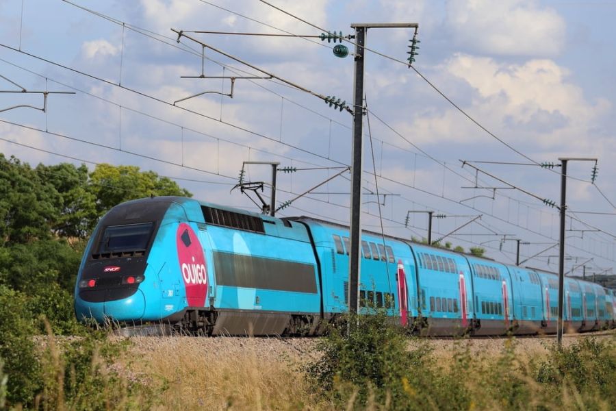 Le Pass Rail, une initiative du gouvernement français pour encourager les jeunes à voyager en train, a été vendu à 235 000 exemplaires cet été, un chiffre bien en deçà des attentes initiales.