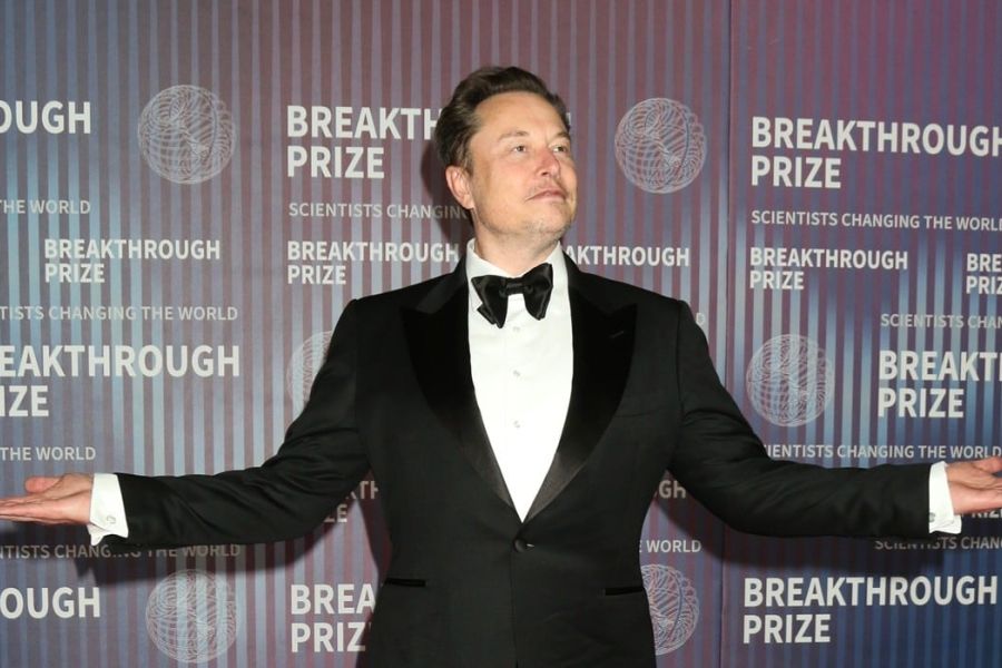 Elon Musk porte plainte contre Apple et OpenAI, bataille juridique autour de l’IA