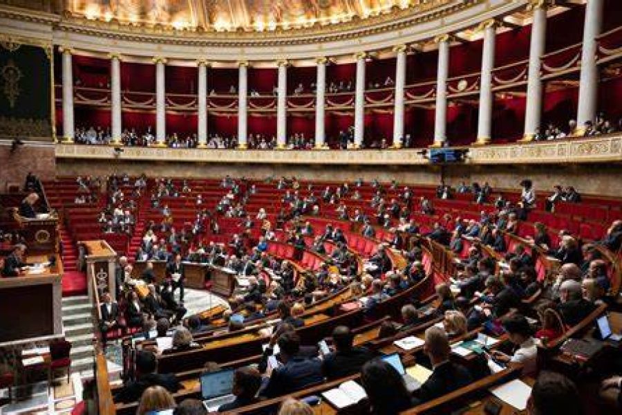 La gauche et les associations expriment leur inquiétude face au durcissement du projet de loi sur l'immigration adopté au Sénat