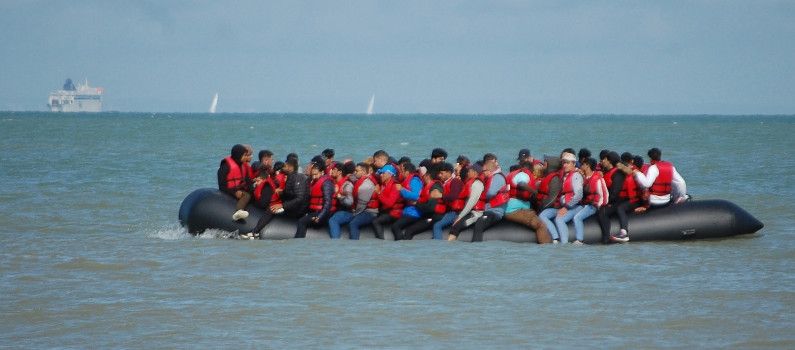 Royaume-Uni – Expulsions Systématiques des Migrants Arrivés par la Manche, Une Nouvelle Politique de Fermeté