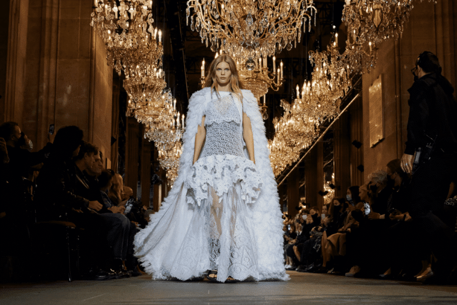 Paris Fashion Week 2026 : Le Luxe entre "Couture en Apesanteur" et l'Éveil de l'IA Générative