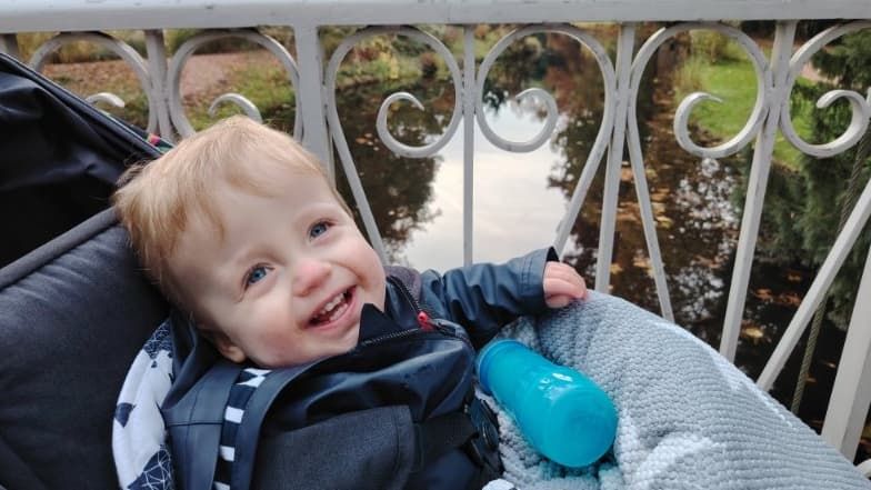 Hauts-de-Seine : Un Enfant de 20 Mois Meurt Étouffé à la Crèche en Mangeant une Banane : Négligence, Manque de Formation ou Failles du Système de Garde ?