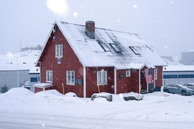 Visite américaine de haut niveau au Groenland suscitant l'ire du premier ministre : Une île convoitée au cœur des enjeux géopolitiques