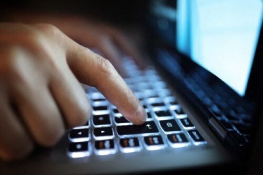 Montages sexuels sur mineures : la justice condamne un jeune homme, l’alerte sur la pédopornographie numérique en France