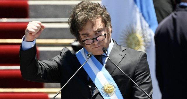 Buenos Aires, 18 février 2026. Les vitres du Congrès argentin tremblent sous les slogans des manifestants. Ce qui devait être le "miracle économique" de Javier Milei s'est transformé en un hiver social glacial. Hier, les forces de l'ordre ont utilisé des canons à eau et des gaz lacrymogènes pour disperser une foule immense opposée à la nouvelle dérégulation du travail. 60 % de pauvreté : Le prix de la thérapie de choc Le plan "tronçonneuse" a certes réduit l'inflation technique, mais au prix d'une récession brutale. En deux ans, 18 000 PME ont mis la clé sous la porte, étouffées par l'ouverture sauvage des importations. Pour les Argentins, le quotidien est devenu un combat : le prix du pain a triplé, tandis que les salaires stagnent. « On ne mange pas des indicateurs économiques », crie une manifestante sur la Place de Mai. Vers un Impeachment ? L'opposition, unie pour la première fois, a déposé une motion pour l'ouverture d'une procédure de destitution (Impeachment). Ils accusent le président de "manquement aux devoirs de sa charge" et de dérive autoritaire. Si Milei conserve le soutien des investisseurs miniers et d'Elon Musk, sa base populaire s'effrite dangereusement. Omondo.info analyse cette crise comme le moment de vérité pour le populisme libertarien en Amérique Latine. Impact Global L'échec potentiel de Milei pourrait freiner les élans de la droite radicale au Chili et au Brésil, redonnant du souffle aux mouvements sociaux sur tout le continent.